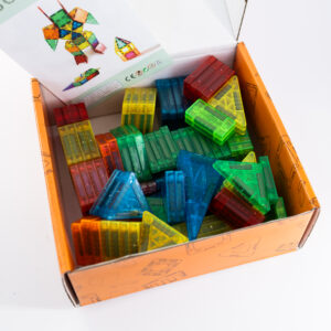 Geopende doos met magnetische bouwblokken in verschillende kleuren en vormen