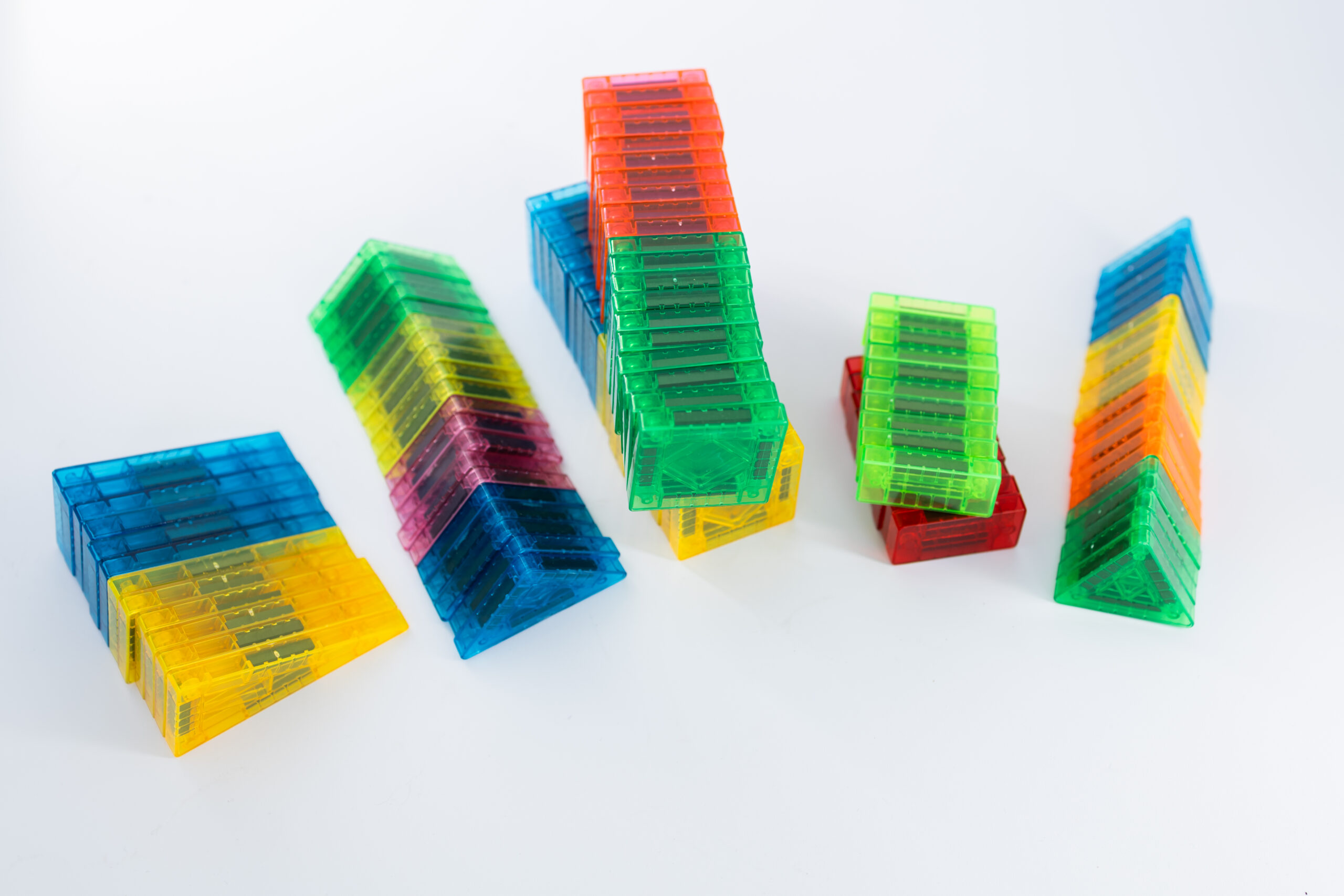 Kleurrijke magnetische bouwblokken rechtop opgesteld
