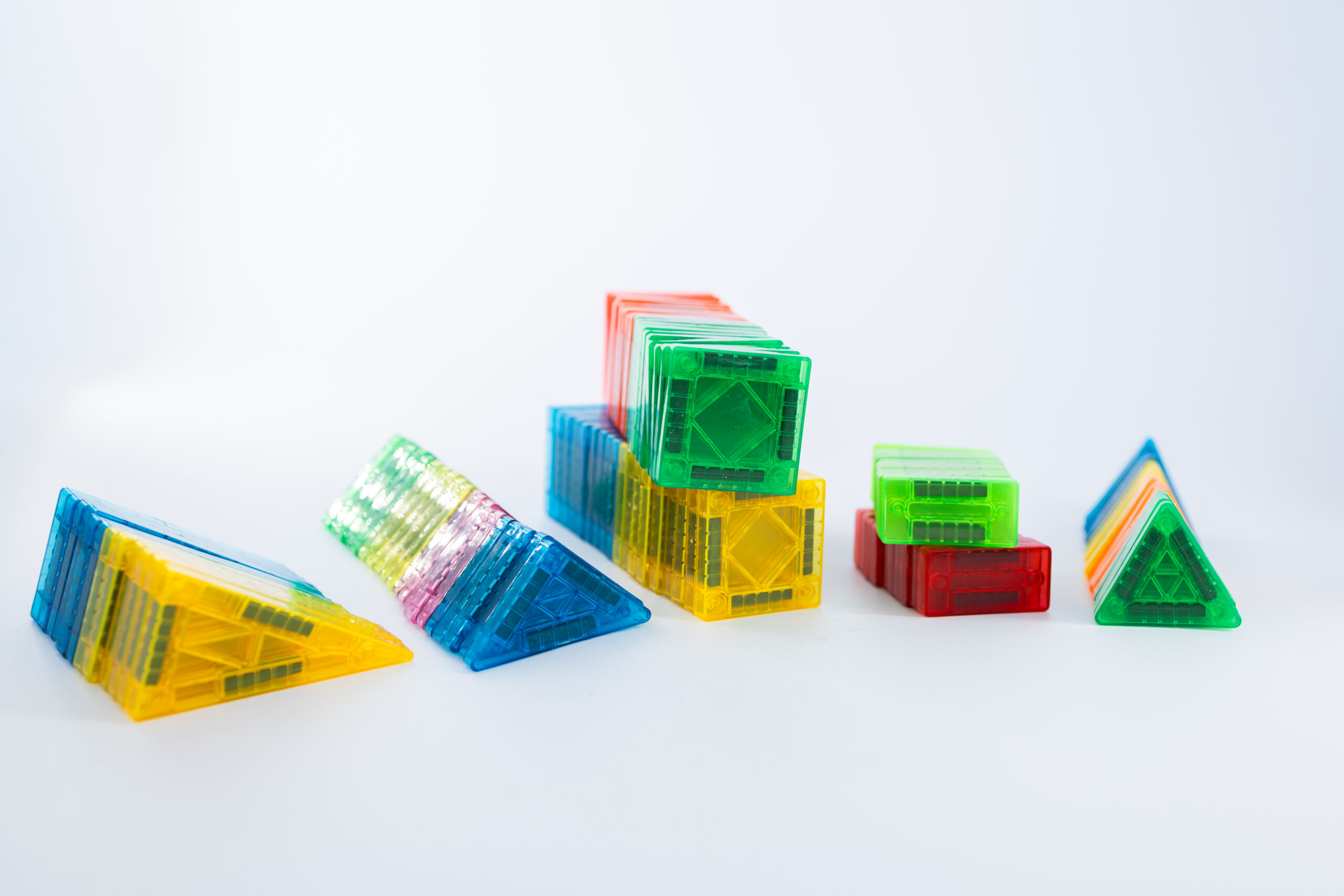 Kleine magnetische bouwvormen in verschillende kleuren
