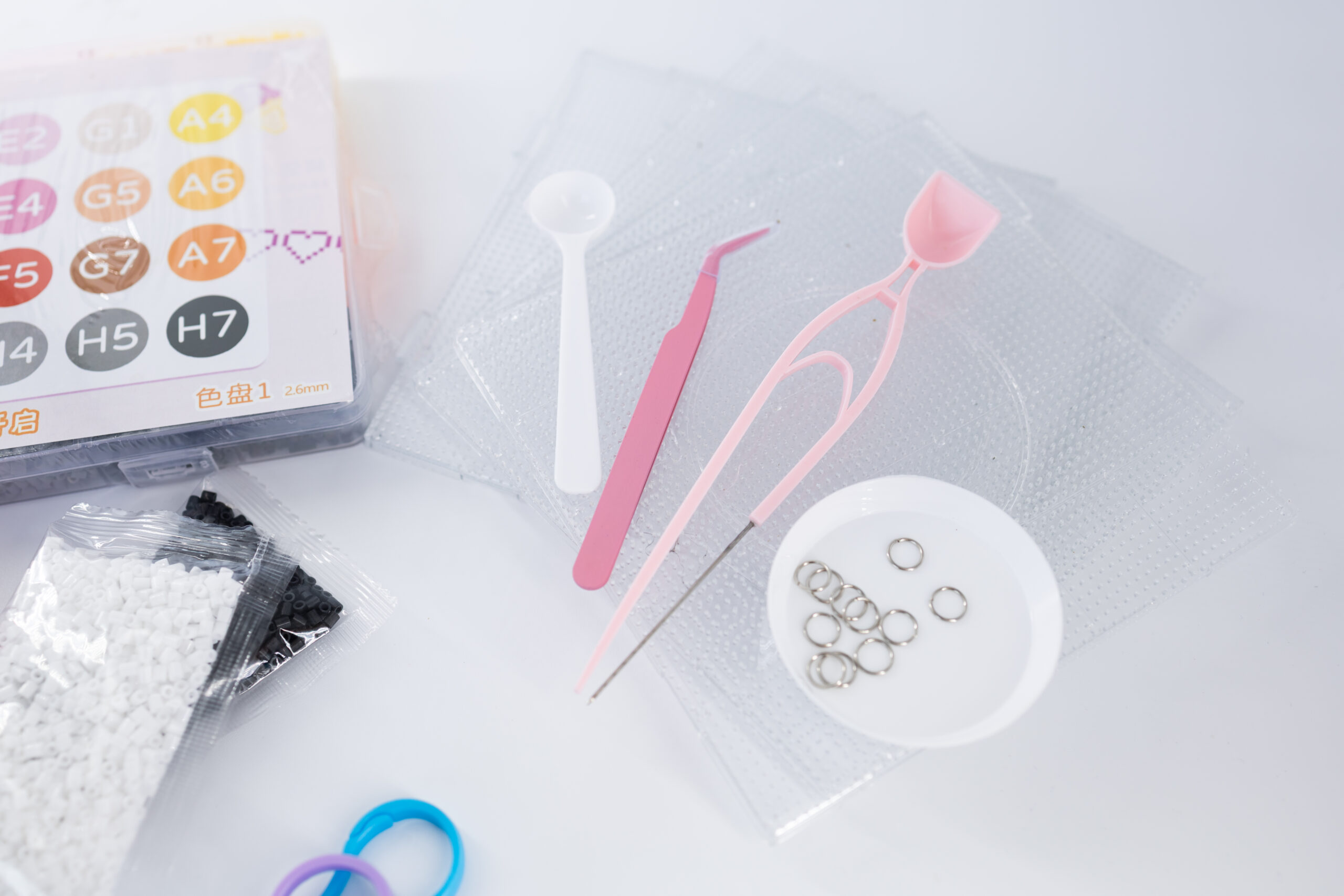 Gereedschap en accessoires uit de creatieve strijkkralen set