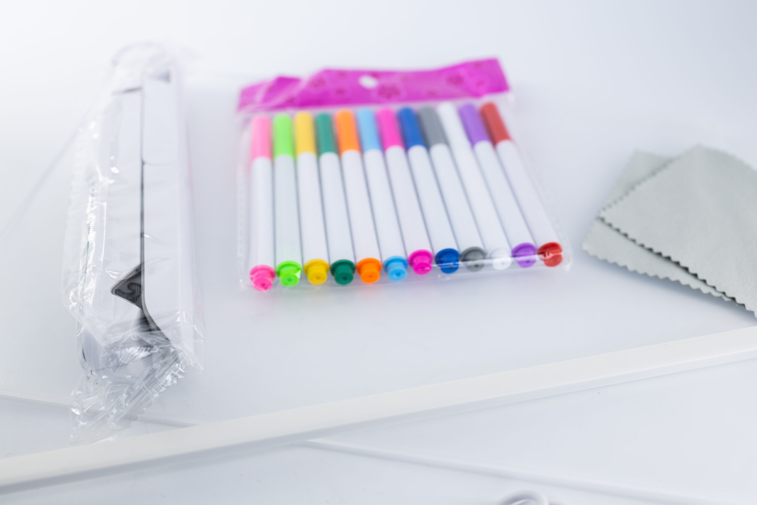 Acryl tekenplaat met kleurrijke stiften voor de LED-lamp