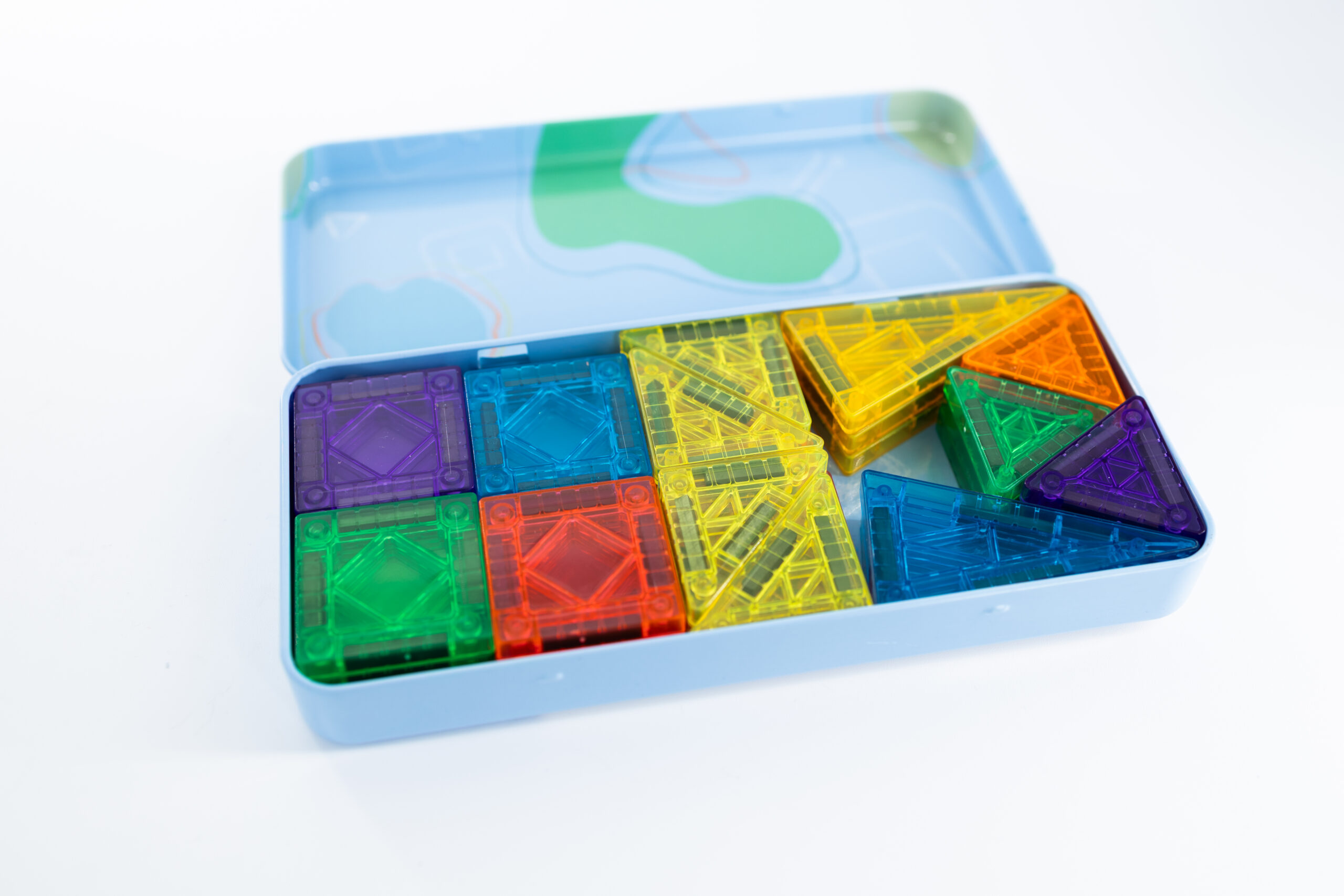 Geopende opbergdoos met magnetische bouwstukken uit de 37-delige set