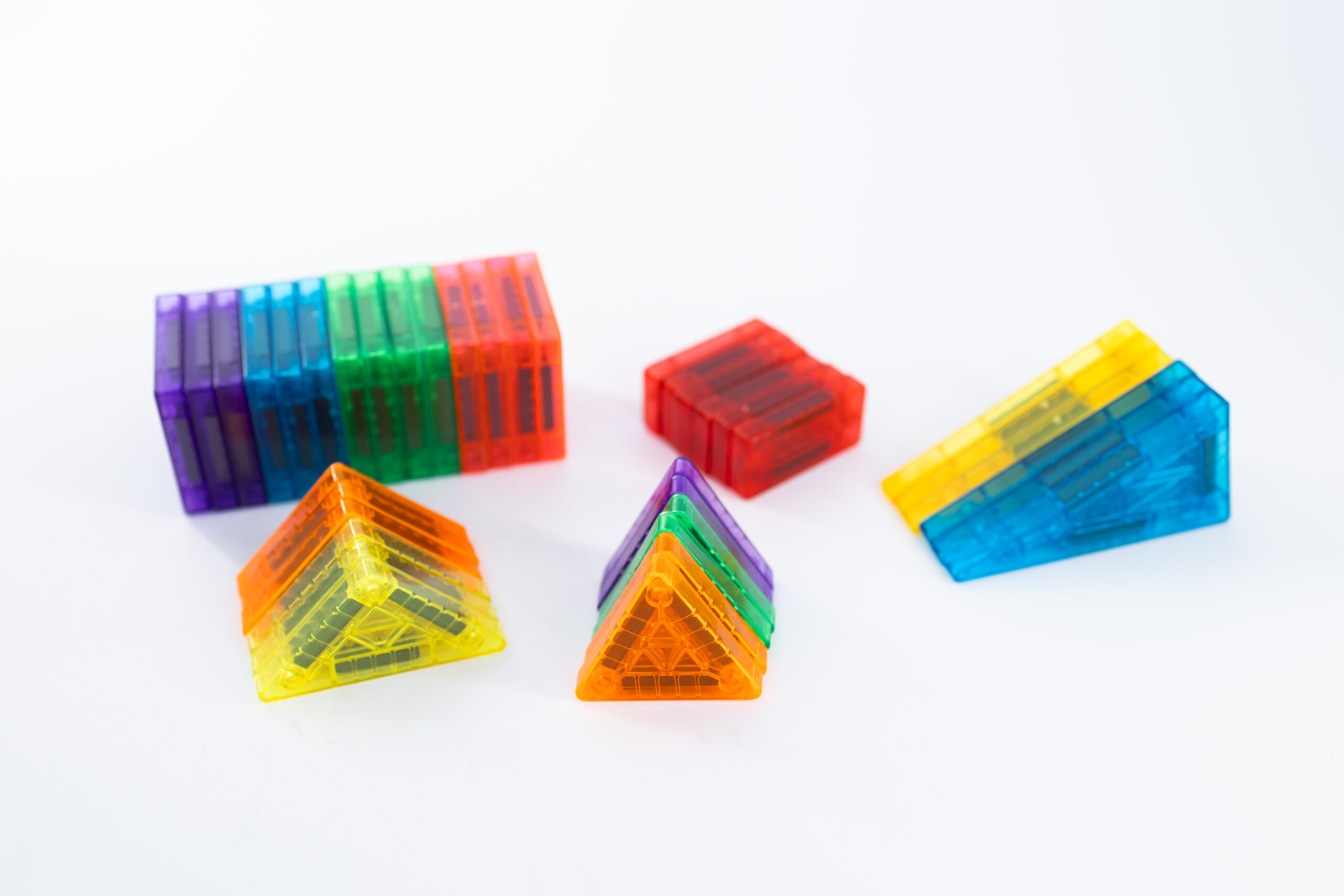 Magnetische bouwstukken uit de 38-delige set uitgestald