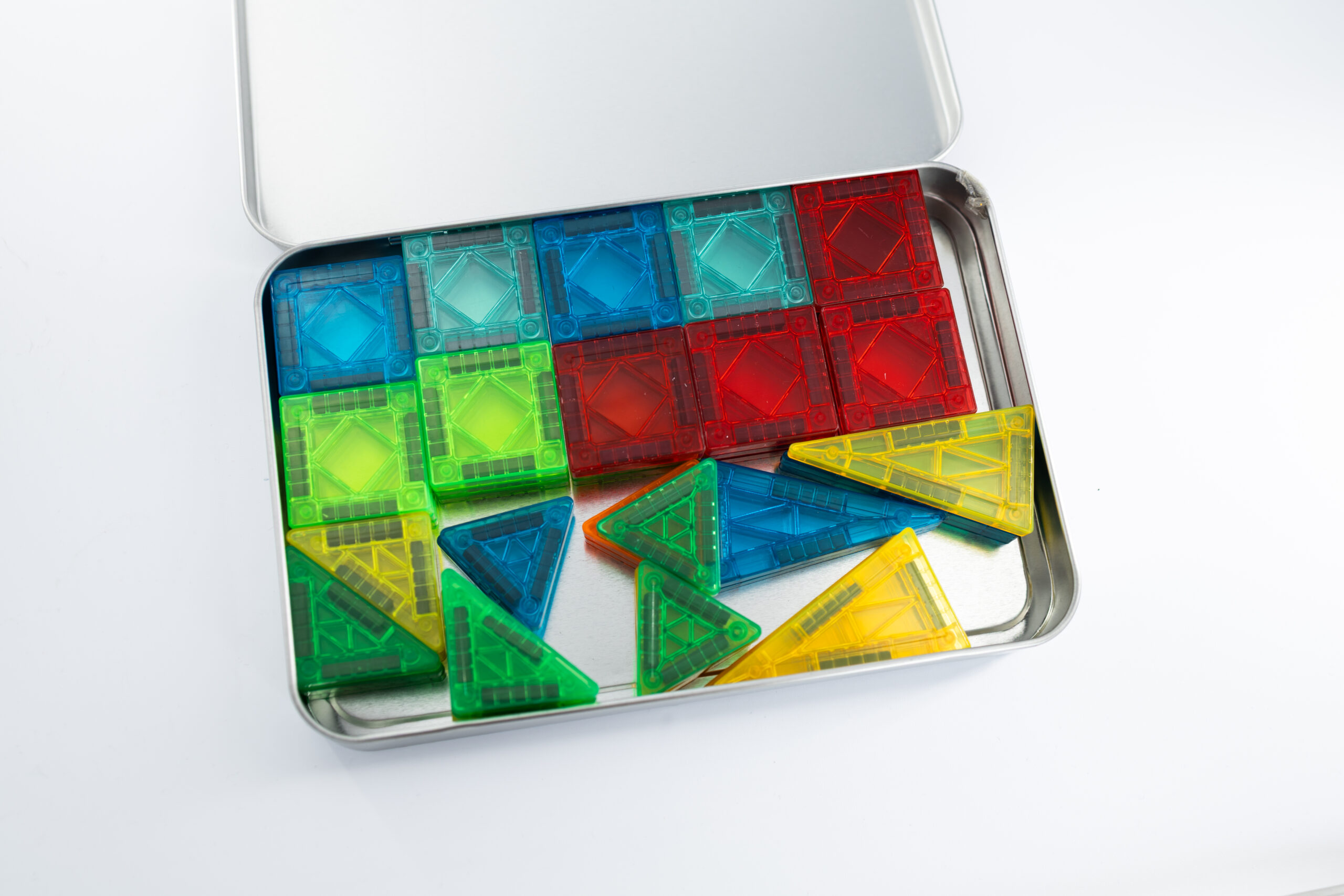 Compacte magnetische tegels in transparante opbergdoos