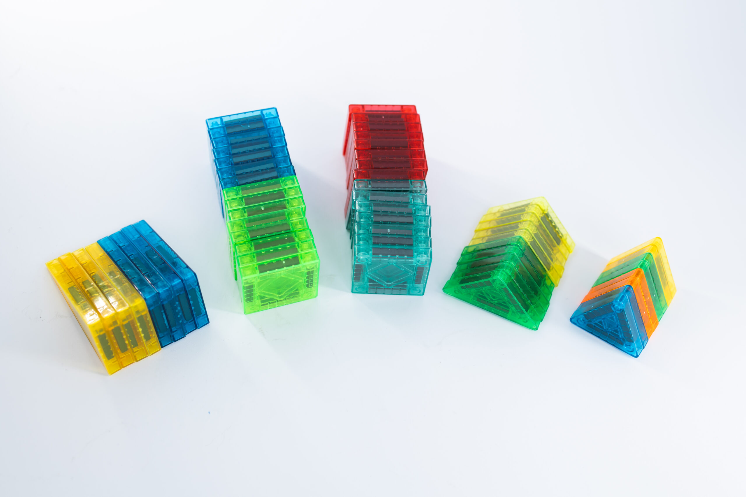Kleurrijke compacte magnetische tegels uitgestald