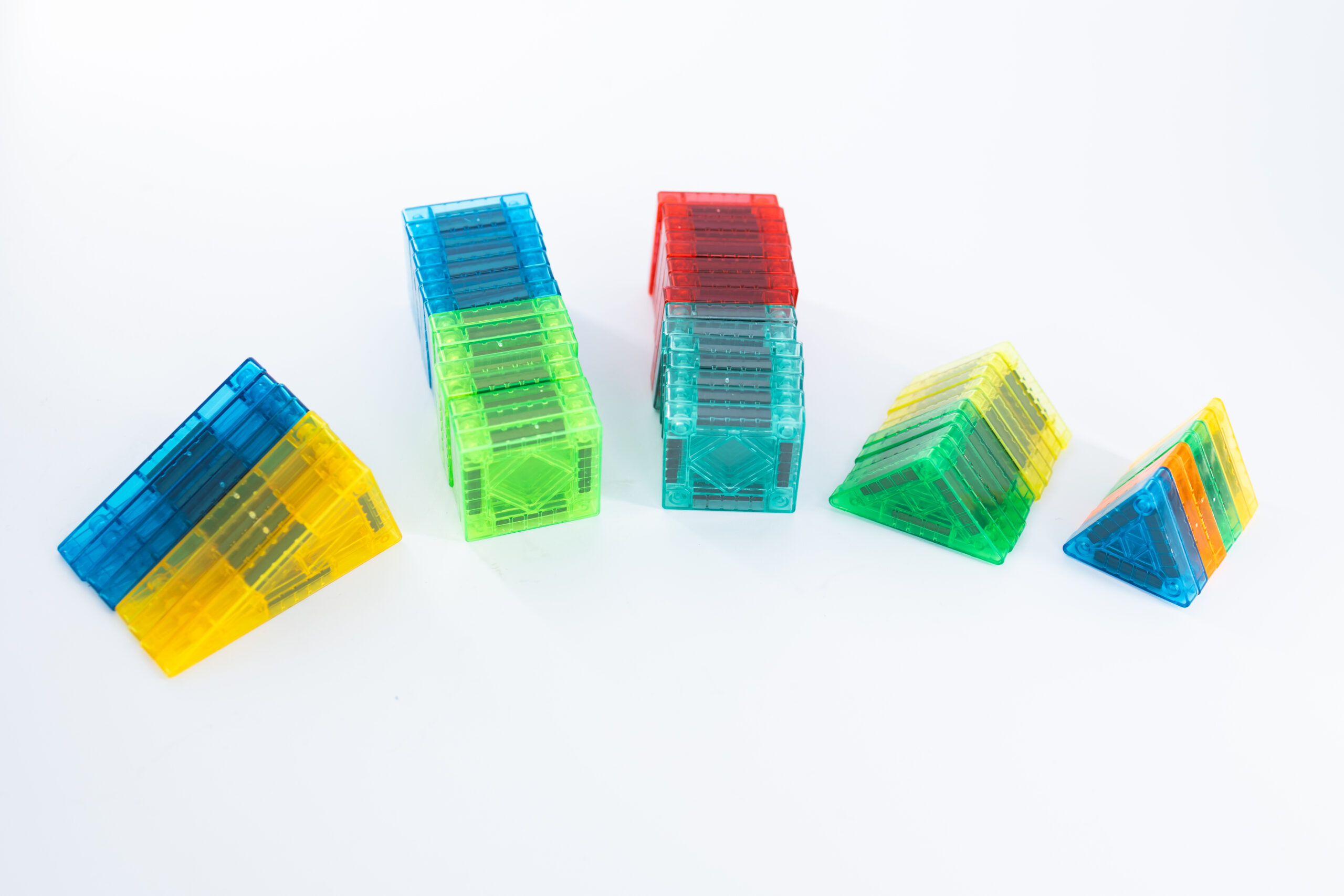Kleine magnetische tegels in verschillende vormen en kleuren